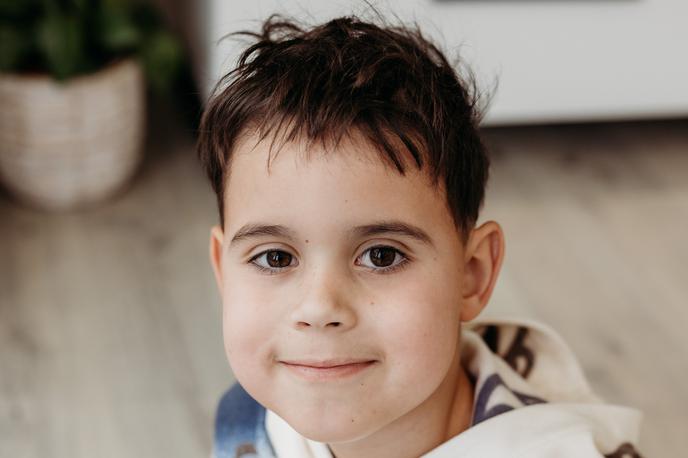 Teo | V društvu dodajajo, da je bilo v zbiralni akciji za Tea do danes zbranih že izjemnih 470.000 evrov, vendar do cilja – 2,5 milijona evrov za zdravljenje z gensko terapijo v ZDA – še vedno manjka več kot dve tretjini sredstev. Teova bolezen je ena najtežjih otroških genetskih bolezni. | Foto Društvo Viljem Julijan