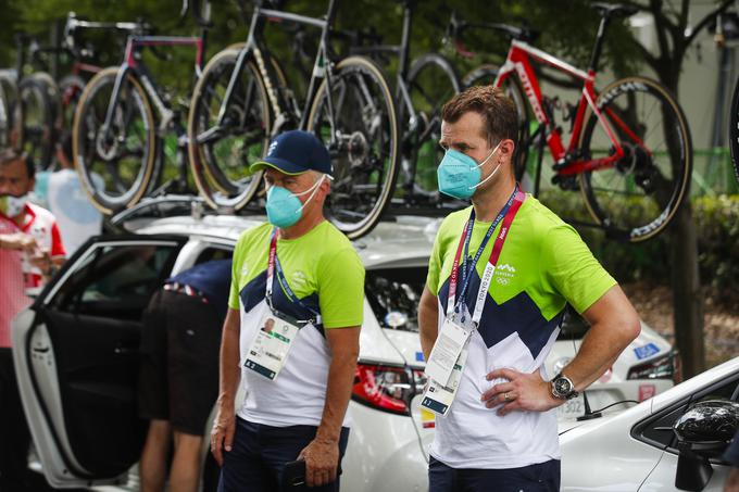 Slovenska selektorja Gorazd Penko, ki skrbi za žensko reprezentanco (v Tokiu je zgolj ena slovenska kolesarka, in sicer Eugenija Bujak), in Andrej Hauptman, ki vodi moški del ekipe. | Foto: Anže Malovrh/STA