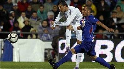 Ronaldo in Higuain vrnila Real na vrh