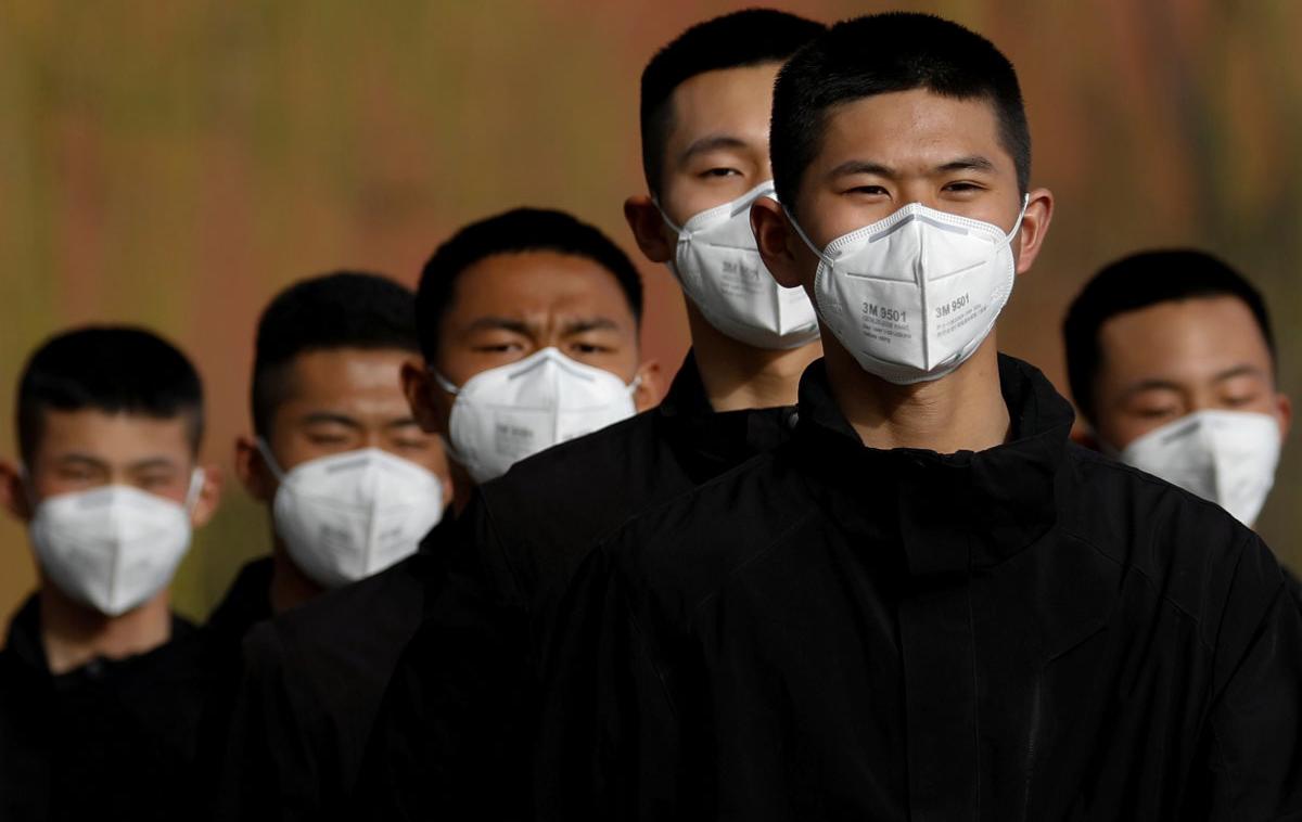 Korona, Kitajci, maske | Raziskovalci niso zasledili smrtnih primerov, prav tako pa niso odkrili dokazov o neposrednem prenosu tega virusa s človeka na človeka. | Foto Reuters