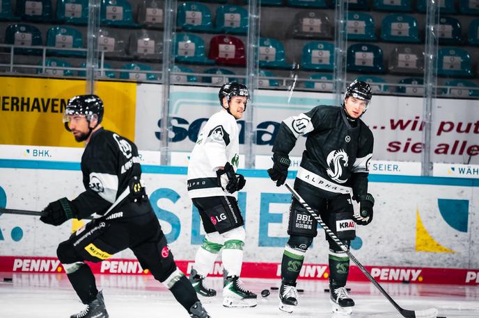 HK Olimpija | Olimpija je na zadnjih dveh pripravljalnih tekmah izgubila. V petek z nemškim prvoligašem Fischtown Pinguins, danes z danskim Esbjergom. | Foto HK Olimpija