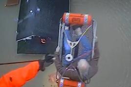 Dramatična reševalna akcija s strehe hiše #video