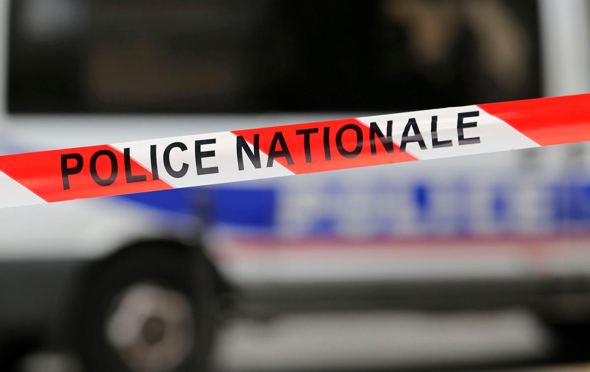Francija policija | Po poročanju različnih medijev naj bi napadalec zabodel policista, ki je sedel v avtomobilu pred policijsko postajo v Cannesu. Policista naj bi rešil zaščitni jopič, tako da ni utrpel poškodb. | Foto Reuters
