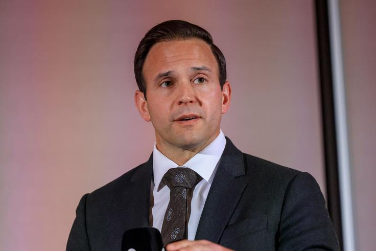 "Če vas kdo, ki trdi, da je vaša banka, družinski član, podjetje ali celo javna ustanova, prosi za nakazilo denarja, izmenjavo informacij ali takojšnje ukrepanje, se obrnite nanj na zaupanja vrednem kanalu, ki ga že poznate. Ne zanašajte se na telefonsko številko, povezavo ali kontaktne podatke, navedene v sporočilu." | Foto: VISA