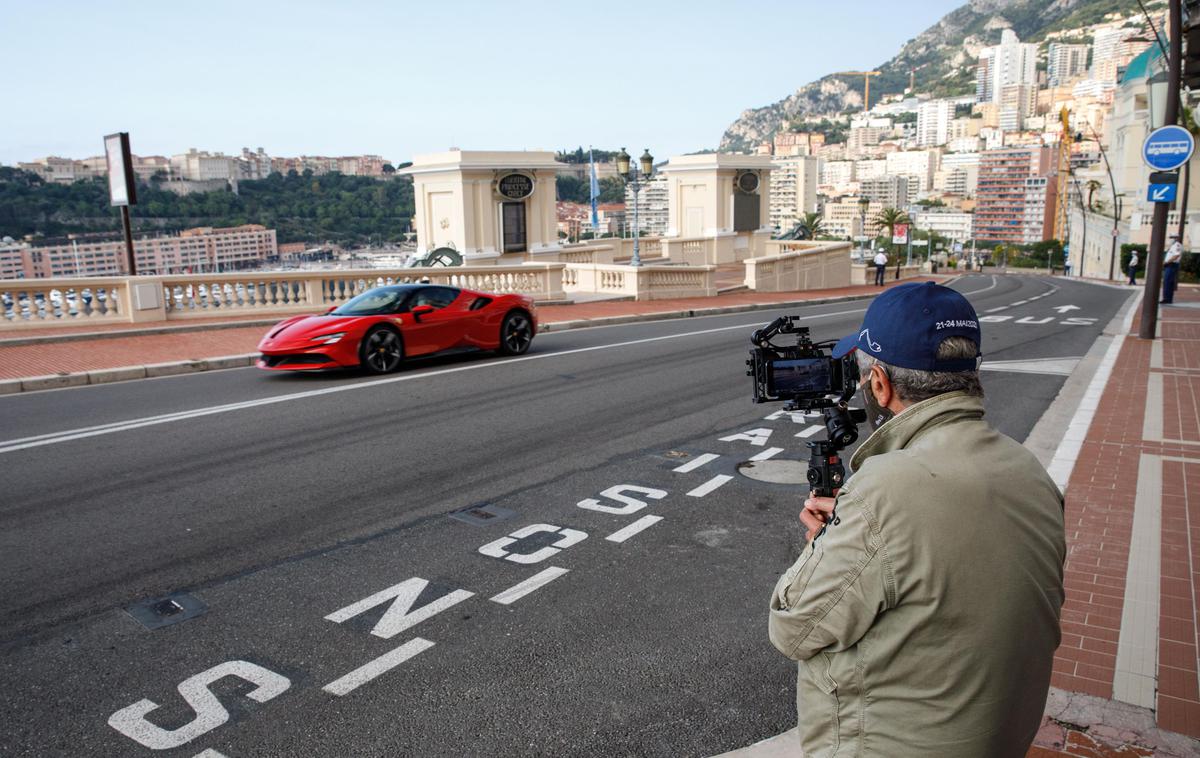 Ferrari film | Režiser Claude Lelouch in ferrari SF90 stradale na ulicah Monaka. Vtis originalnega filma iz leta 1976 je bilo skoraj nemogoče ponoviti.   | Foto Ferrari