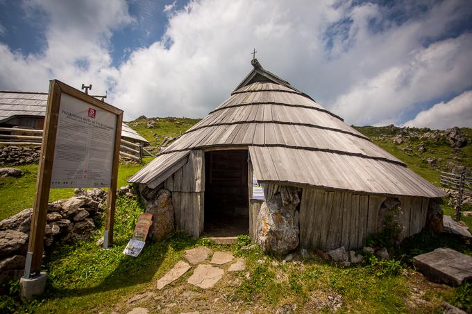 Preskarjeva bajta, muzej, ki ponazarja preteklo pastirsko življenje in bivališče. | Foto: Žiga Zupan/Sportida