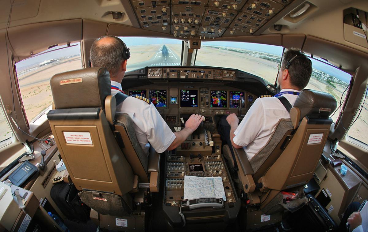 Boeing 777 pilot kokpit | Kapitan na levi lahko upravljanje letala prepusti kopilotu ter sam prevzame nadzor nad instrumenti in radijsko komunikacijo. Sodelovanje obeh je za varnost letenja neprecenljivo. | Foto Wikimedia Commons