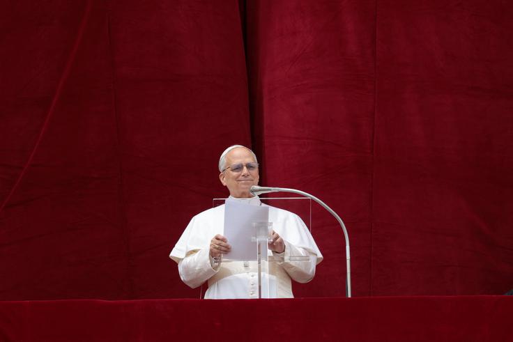 Papež Leon XIV. je imel prvi nagovor z osrednjega balkona bazilike svetega Petra. | Foto: Reuters