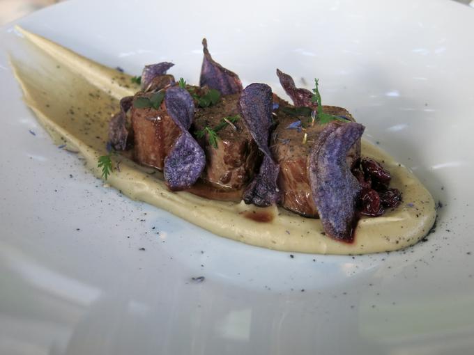 Srnin file na pireju krompirja in pistacije s čipsom iz vijoličastega krompirja | Foto: Miha First