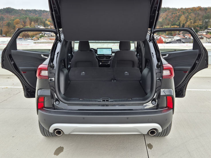 S 14-centimetrskim pomikom klopi naprej se osnovni 395-litrski volumen poveča na 553, s položenimi naslonjali pa na 1.517. Pri opremi titanium se vrata prtljažnika upravlja ročno.
 | Foto: Aleš Črnivec