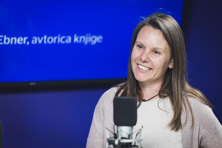 Nadja Ebner je novinarka in pisateljica, ki je izdala knjigo Kako pokopati mamo, ki je še živa. | Foto: Bojan Puhek