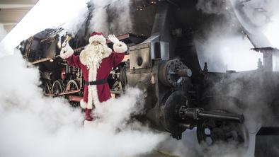 Kako lahko sto let star vlak polepša že tako pravljični december #foto