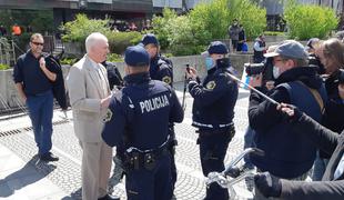 Policija pred parlamentom pridržala Ladislava Troho #foto #video