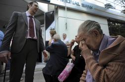 Obupani grški upokojenci taborijo pred zaprtimi bankami 