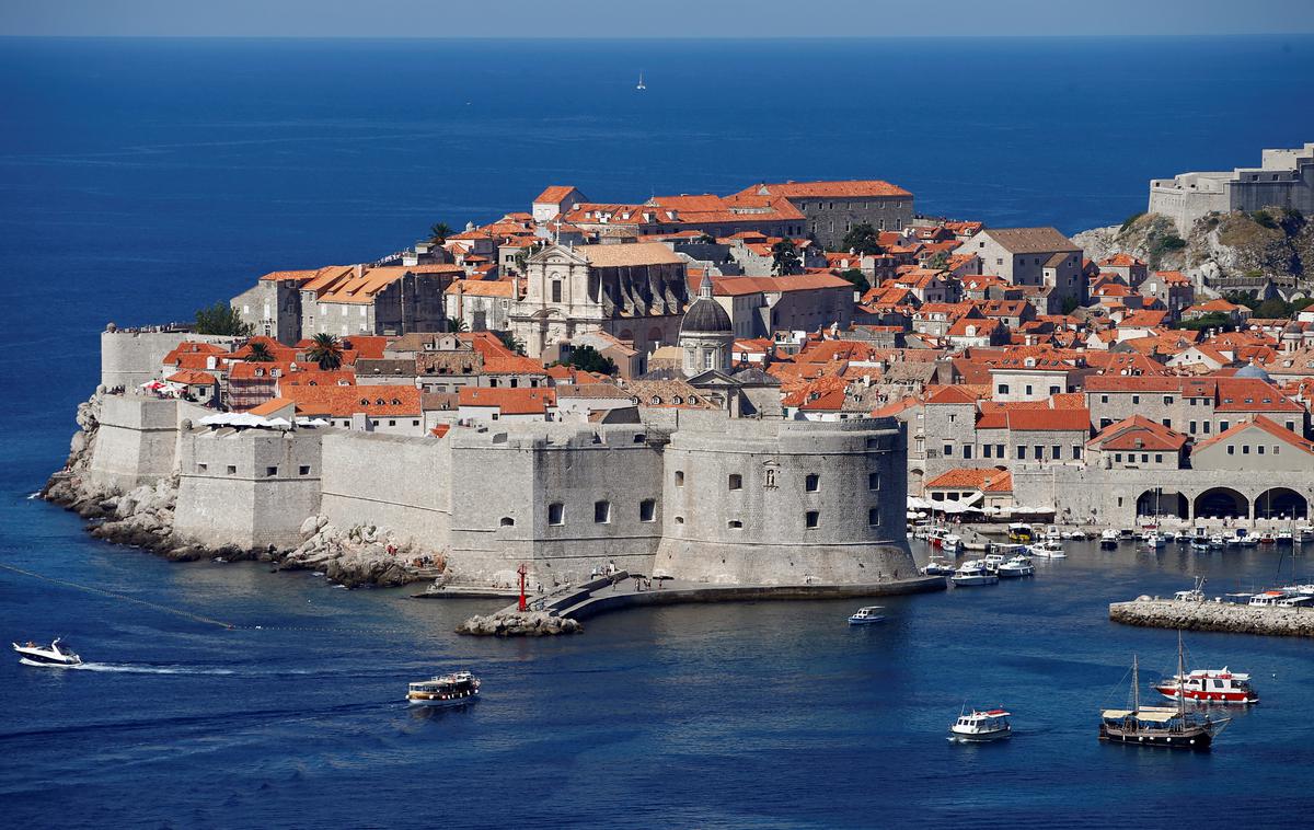 Dubrovnik | Države, ki ležijo na Balkanskem polotoku, postajajo novo žarišče okužb v Evropi. Iz osrčja Balkana se ta balkanski val pandemije širi vse bolj proti zahodu. Na udaru je tudi Hrvaška, ki je priljubljena počitniška država za Slovence. | Foto Reuters