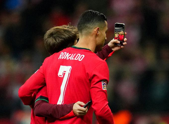 Cristiano Ronaldo je že vajen, da ga na nogometnih tekmah zmotijo prosilci za skupinsko fotografijo. Tako je bilo med drugim tudi spomladi v Ljubljani, tako je bilo tudi v soboto v Varšavi. | Foto: Reuters