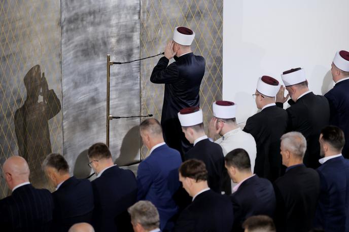 Osrednja bajramska slovesnost v Ljubljani, ki jo je vodil mufti Nevzet Porić. | Bajramsko molitev so pripravili tudi v drugih mestih po Sloveniji, kjer deluje Islamska skupnost v Sloveniji, in sicer v Kranju, Tržiču, na Jesenicah, v Škofji Loki, Postojni, Ajdovščini, Kopru, Kočevju, Trbovljah, Celju, Velenju, Mariboru, Sežani, Novi Gorici, Krškem in Novem mestu. | Foto STA