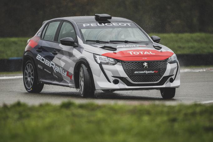 Novi peugeot 208 rally 4. To je naslednik peugeota 208 R2, ko so jih prodal več kot 450. Poganjal ga bo 1,2-litrski turbo trivaljni motor. Njegova cena (davki niso vključeni) je 66 tisoč evrov. | Foto: Peugeot