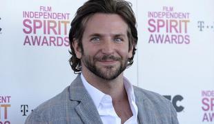 Bradley Cooper kar z dvema naenkrat