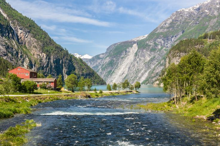Na stenah Tafjorda (v ozadju) so še danes vidne posledice zemeljskega plazu, ki je leta 1934 povzročil uničujoč cunami. | Foto: Shutterstock