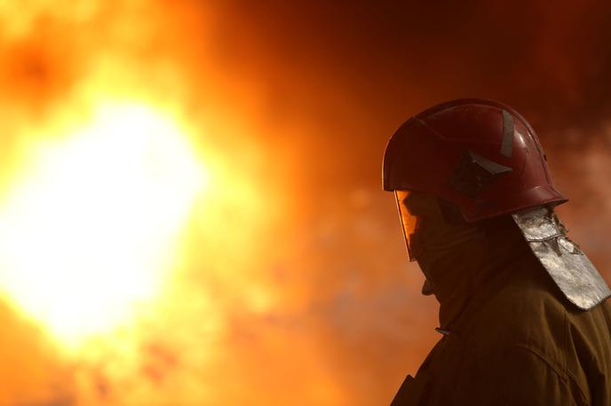 ogenj gasilec | Okoli šestdeset gasilcev z dubrovniškega območja se je ob pomoči kar štirih kanaderjev skoraj vso nedeljo z nadčloveškimi napori borilo z ognjeno stihijo. | Foto Reuters