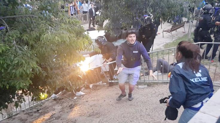Sedem ljudi naj bi odpeljali v bližnje bolnišnice na zdravljenje lažjih poškodb, preostale pa so oskrbeli na kraju samem. | Foto: Reuters
