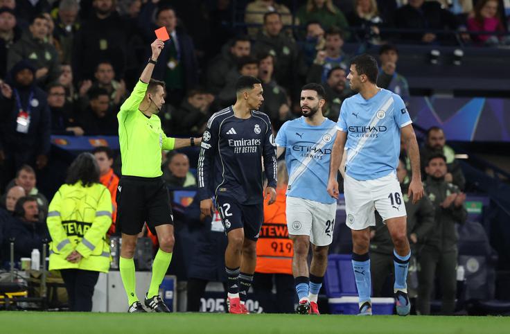 Bernardo Silva si je sredi prvega polčasa prislužil rdeči karton. Pot Reala do napredovanja je bila s tem široko odprta. | Foto: Reuters