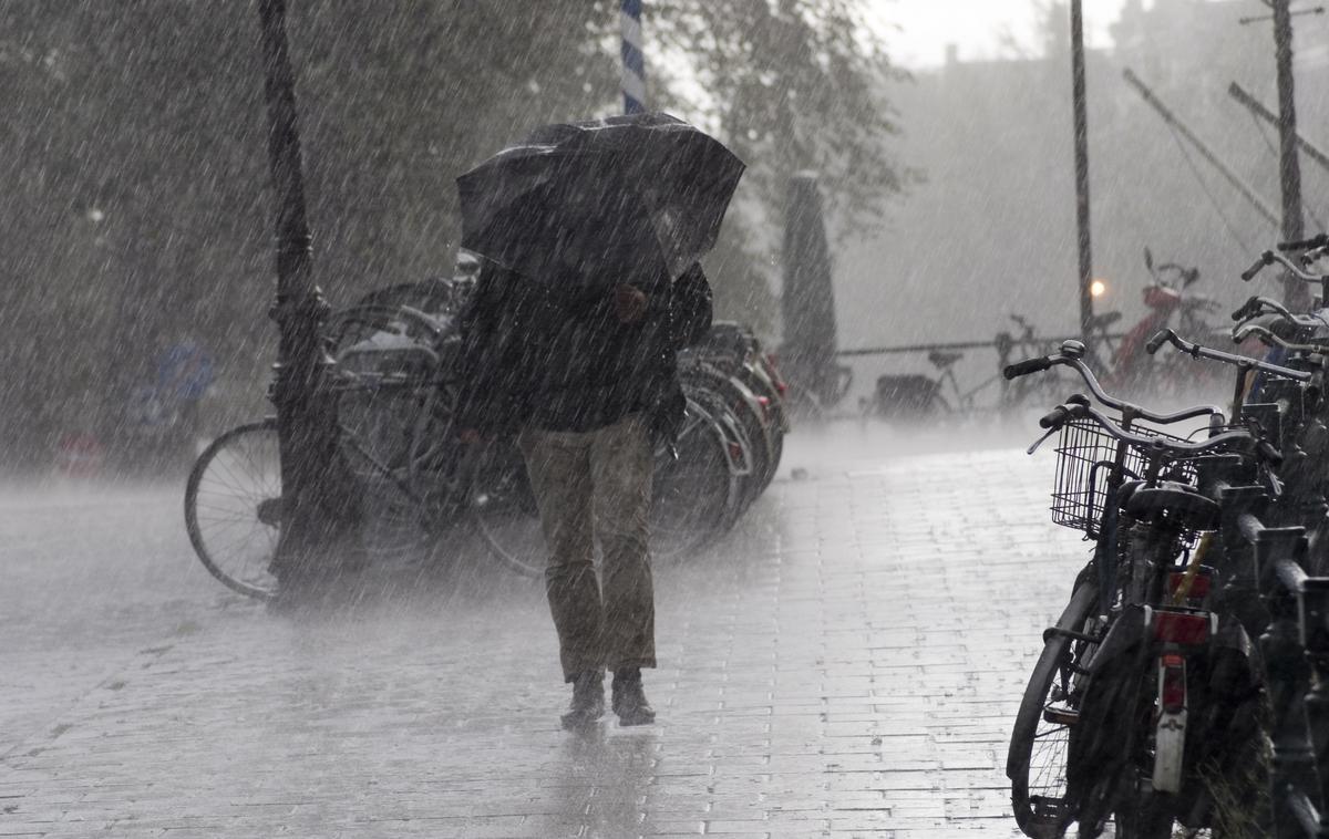 neurje nevihta dež veter | Danes in jutri se raje nikamor ne odpravite brez dežnika. | Foto Thinkstock