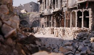 Več mrtvih v zrušenju stanovanjskega bloka v Alepu