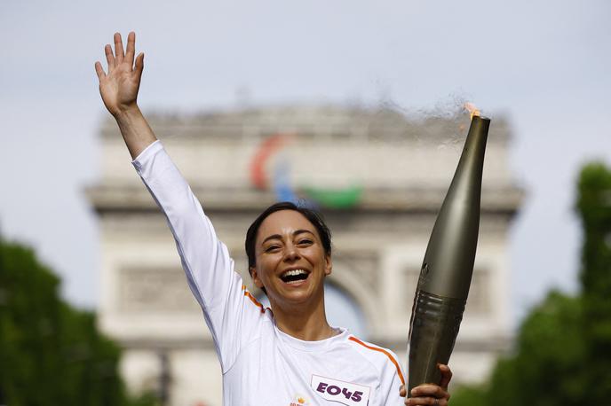 Pariz 2024 Olimpijski ogenj | Plamenico je pred Slavolok zmage ponosno postavila priznana slaščičarka chef Nina Metayer. | Foto Reuters