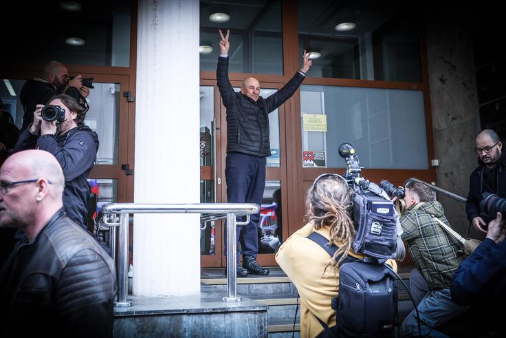 Sojenje je pred sodiščem spremljala ogromna množica Janševih podpornikov. | Foto: Ana Kovač