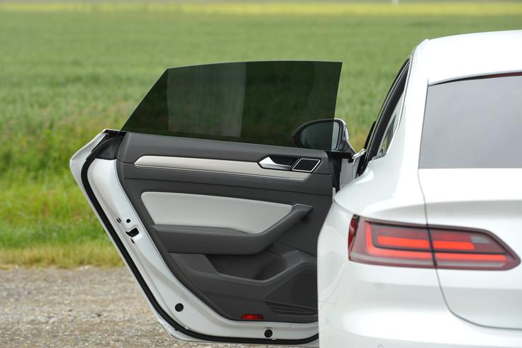 Pravi gran turismo dinamični potovalnik mora v slogu stare šole imeti stekla brez okvirjev. Palec gor, tudi Volkswagen še ima posluh za romantične podrobnosti. | Foto: Jure Gregorčič
