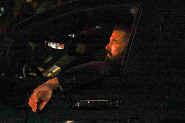Paparaci so Afflecka ujeli v avtomobilu, ko je zgroženo opazoval uničujoči požar. | Foto: Profimedia