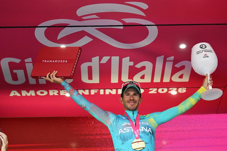 Davide Ballerini je najbolje izkoristil kaos na spolzkih tlakovcih v Neaplju. | Foto: Reuters