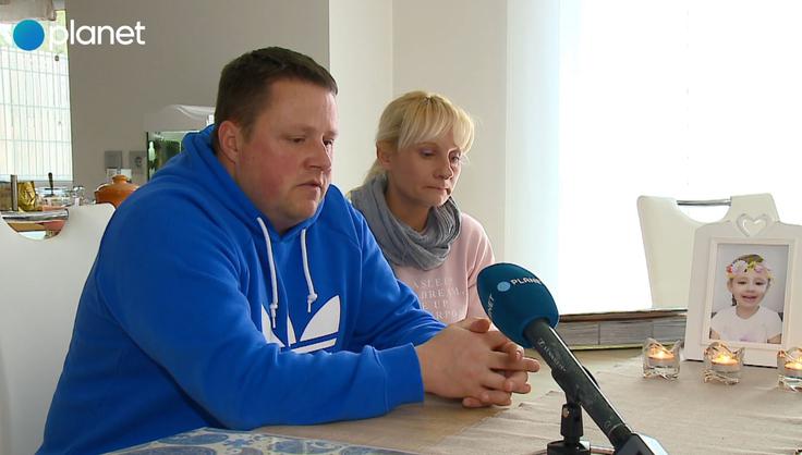 Zakonca Mahkovec sta v treh letih izgubila dve hčerki, ki so ju neuspešno zdravili na pediatrični kliniki.  | Foto: Planet TV