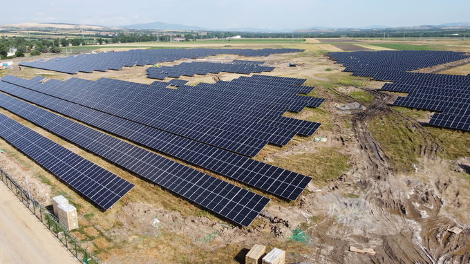 V tujini so polja sončnih panelov za proizvajanje elektrike pogosta. | Foto: GEN-i