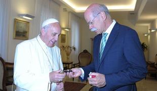 Mercedes v Vatikanu: za papeža novi ML, prvič tudi električno papakolo