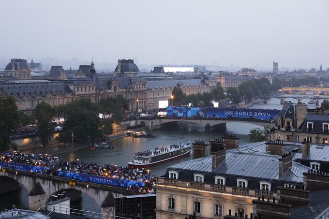 Deževen večer v Parizu in sprevod olimpijcev na ladjicah po reki Seni. | Foto: Reuters