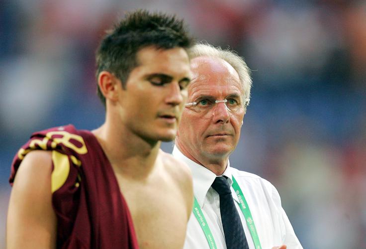 Frank Lampar in selektor Sven-Göran Eriksson po porazu proti Portugalski po enajstmetrovkah. | Foto: Reuters