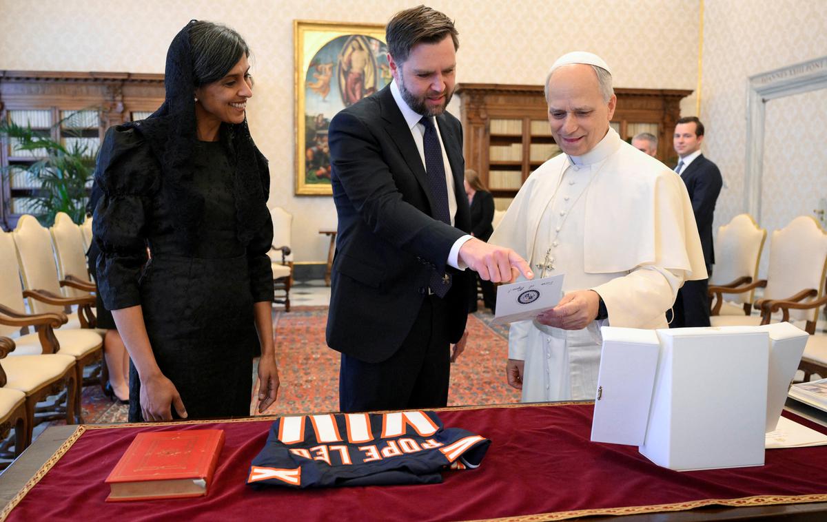 JD Vance, papež Leon XIV. | Kot so sporočili iz Vatikana, je papež na srečanju med drugim spregovoril o pomenu spoštovanja humanitarnega prava na konfliktnih območjih. Na fotografiji JD Vance in papež Leon XIV. | Foto Reuters