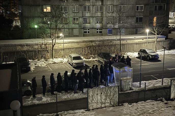 Parkirišče UKC Maribor | Zaposleni v UKC Maribor ob polnoči čakajo v vrsti, da bi dobili kartico za parkirno mesto. | Foto FB/Kristjan Šmigoc Kriko