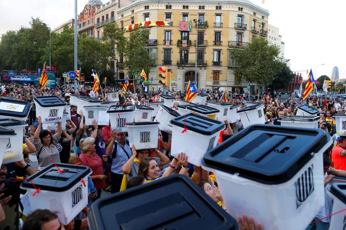 Barcelono so v ponedeljek napolnili zagovornik neodvisnosti, ki so nosili volilne škatle, v katere so na lanskem referendumu oddali svoje glasove. Devetdeset odstotkov udeležencev je glasovalo za samostojno državo. | Foto: Reuters