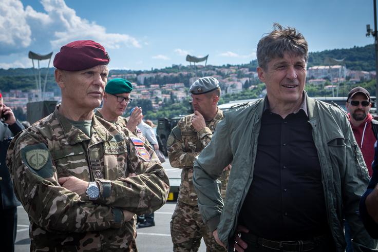 Generalpodpolkovnik Robert Glavaš in minister za obrambo Borut Sajovic med ogledom bojnega vozila Patria | Foto: Gaja Hanuna