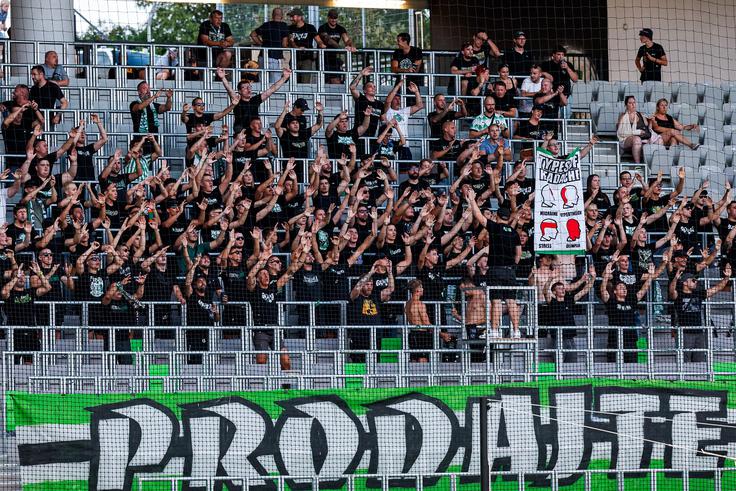 Navijači Olimpije vodstvu sporočajo, naj proda klub. | Foto: Aleš Fevžer