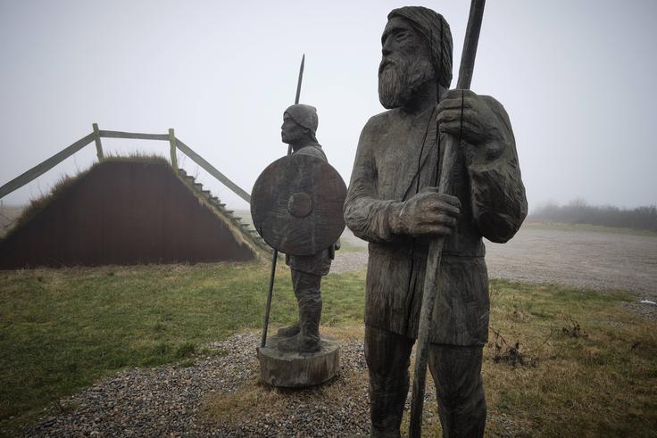 Beseda vitez je verjetno izposojenka iz enega od germanskih jezikov. Najverjetneje je nastala iz slovanske izgovorjave germanske besede viking (to je pomenilo prvotno pirat, plenilec). Iz germanske končnice -ing je ponavadi nastala slovanska končnica -ez. Beseda vik, ki je osnova za pojem viking, je sorodna latinski besedi vicus (sl. vas). Ta pa ima podlago v praindoevropski besedi uik. Od tod tudi slovanska/slovenska beseda vas in tudi grška beseda oikos (sl. hiša). Beseda oikos je osnova za pojme, kot sta ekonomija in ekologija. Na fotografiji: lesena kipa vikingov na Danskem. | Foto: Guliverimage/Vladimir Fedorenko