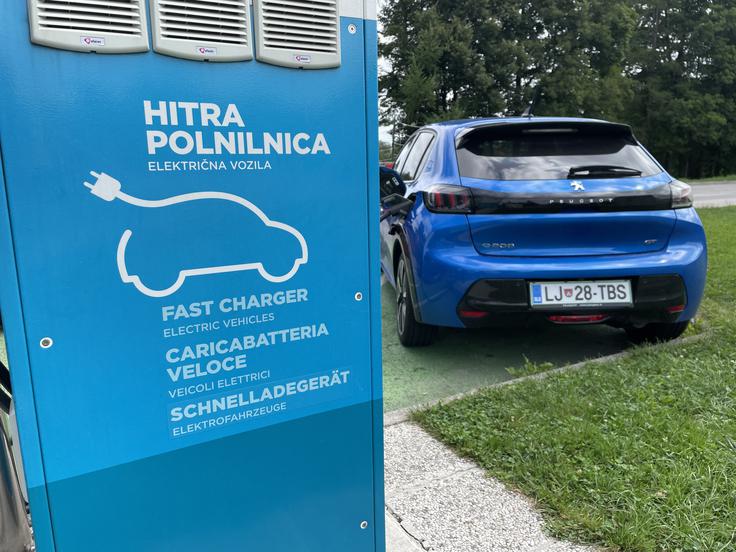 Hitre polnilnice ob avtocesti so večinoma proste, saj so tu polnjenja kratkotrajna. Vseeno pa bo treba dolgoročno povečati tudi njihovo število, saj se na njej lahko istočasno z enosmernim tokom DC polni le eno vozilo. | Foto: Gregor Pavšič