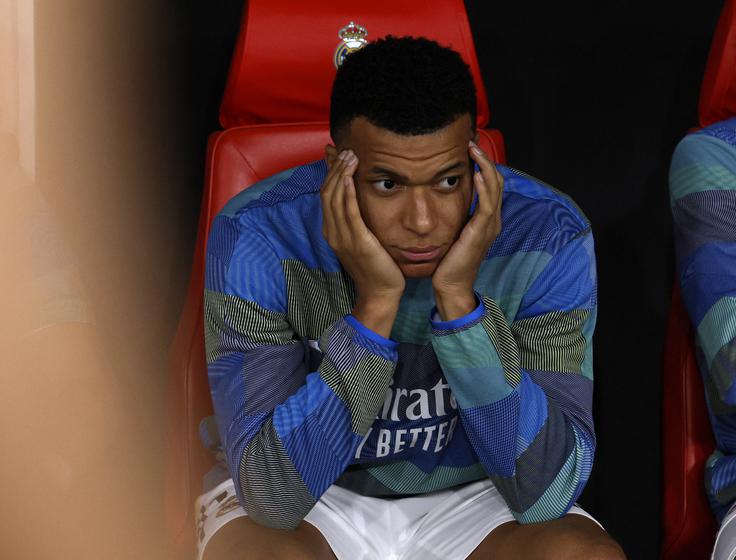 Kylian Mbappe je začel dvoboj na klopi za rezervne igralce, v igro pa vstopil v 74. minuti, takoj po zadnjem zadetku na srečanju. | Foto: Reuters