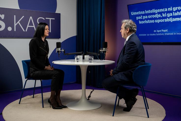 Posebej izpostavljeno področje so bile klepetalnice. Minister je poudaril, da generativne umetne inteligence sam ne vidi predvsem kot orodja za klepet, temveč kot dodatno orodje za razvoj drugih sistemov, storitev in produktov. A hkrati je opozoril na ključno: vsakič, ko kdo v klepetalnico vnese podatek ali dokument, bi se moral najprej vprašati, kje bo to končalo. Kot primer je navedel prakso, ki se mu zdi skrb vzbujajoča – vnašanje zdravstvenih izvidov v klepetalnice z željo po razlagi. | Foto: Liam Toni Šironjič