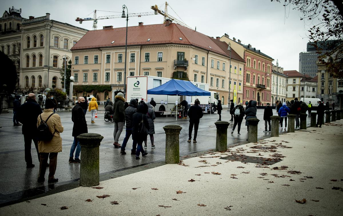 Množično testiranje. Test. Hitri test. Covid-19. Koronavirus. | Ena od ključnih ugotovitev raziskave je, da bi nihanje med ekstremnimi ukrepi in popolnimi sprostitvami lahko nadomestili z nekoliko bolj zmernimi, a konstantnimi omejitvami stikov ter aktivnim sledenjem stikom.  | Foto Ana Kovač