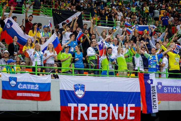 Dviga Slovenija zastave. | Foto: Stanko Gruden, STA